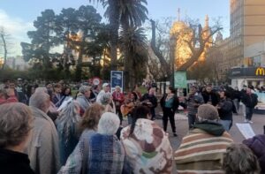 Frazadazo en Bahía Blanca: los jubilados contra el tarifazo y la derogación de la Zona Fría