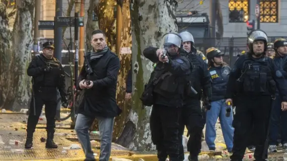 Tras la represión ilegal en Congreso, el gobierno persigue a manifestantes y organizaciones que denunciaron la ley de entrega