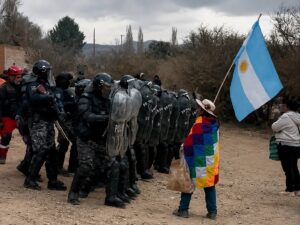 Salvaje desalojo en Humahuaca: represión con balas de goma, niños secuestrados y viviendas demolidas