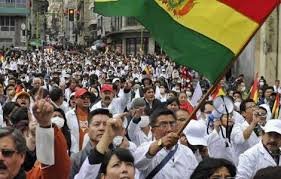 "Una multitud se moviliza por las calles de Bolivia"