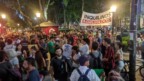 Ruidazo de inquilinos en Rosario contra el DNU de Milei