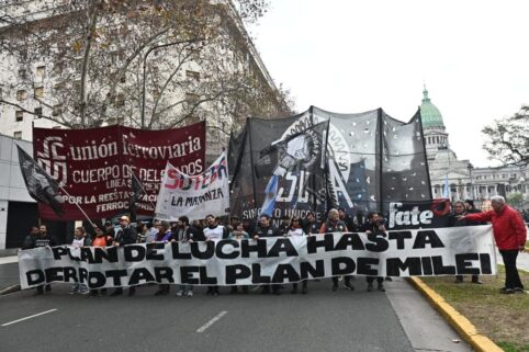 "Hasta derrotar a Milei": el sindicalismo combativo marchó en una columna independiente de la CGT y la CTA