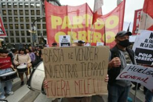 Movilización a Tribunales contra el fallo de entrega de tierras