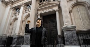 Los "grilletes" del Banco Central para pagar la deuda