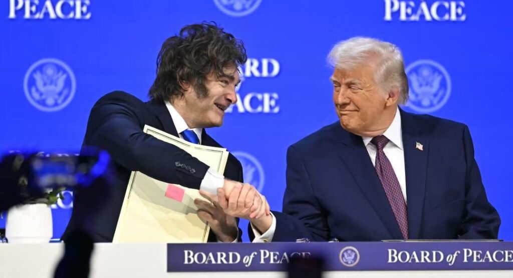"Javier Milei dando la mano a Trump en el evento 'board of peace'"