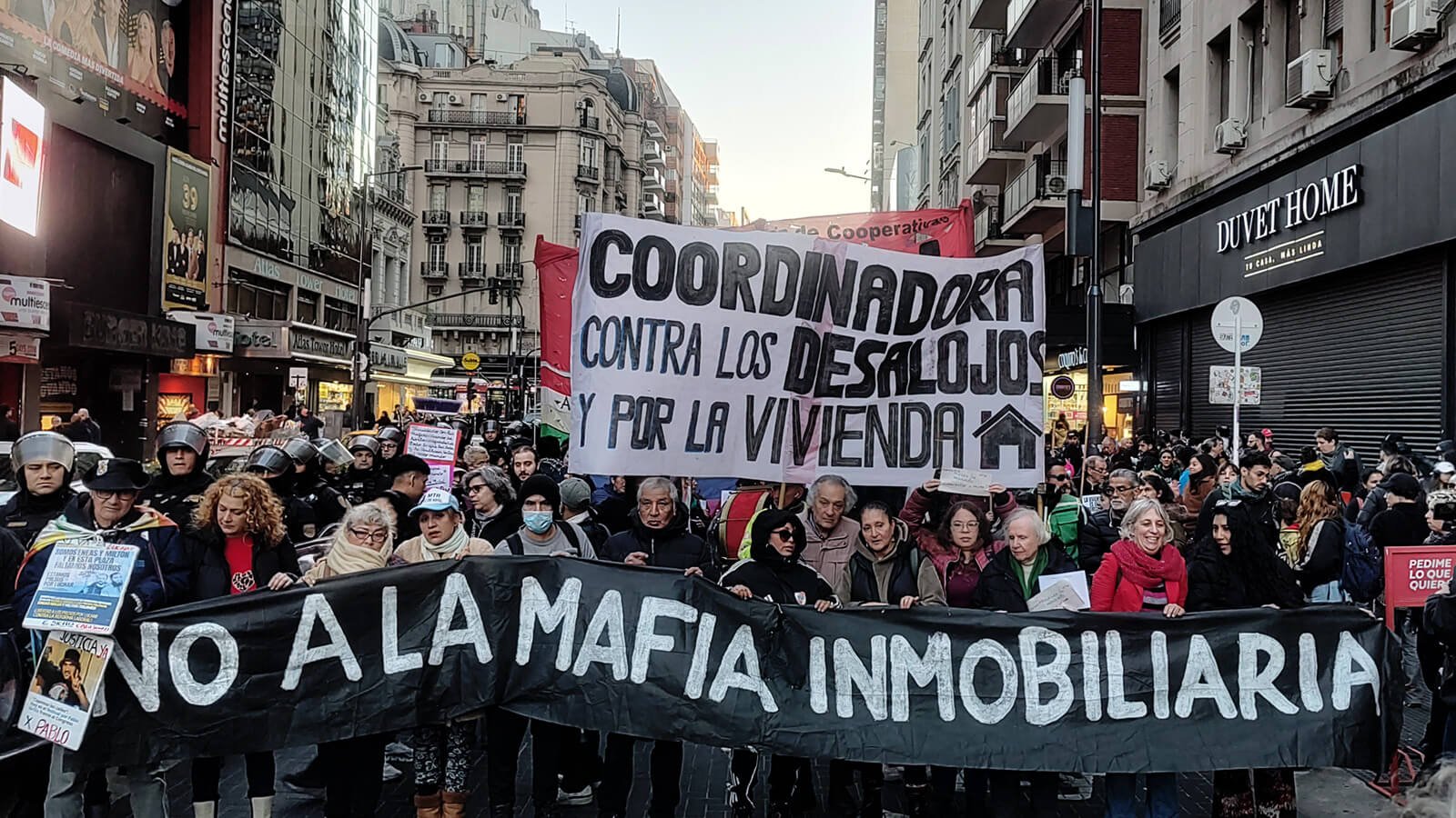 Las escobas barrieron las calles porteñas contra la política de desalojos