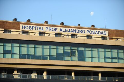 Milei cobra la atención a los extranjeros, mientras ajusta a los hospitales