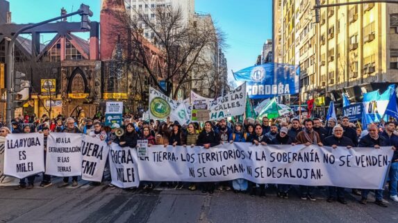 Enorme marcha en rechazo a la ley de extranjerización de la tierra en Córdoba