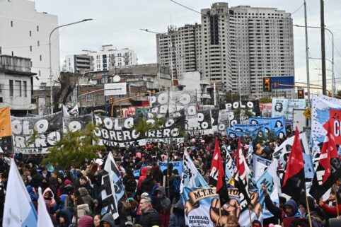 Represión en Puente Pueyrredón durante la jornada de lucha en todo el país contra la baja de Volver al Trabajo