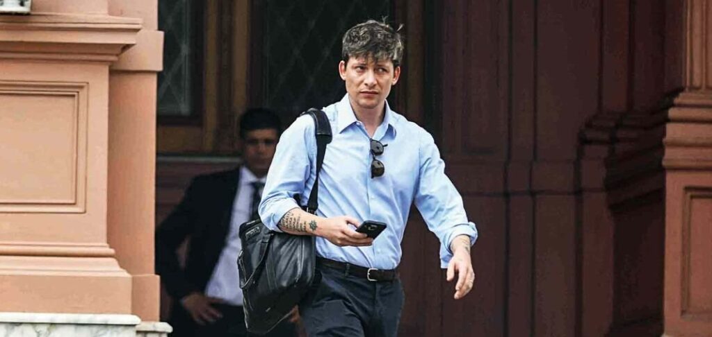 "Satiago Caputo, asesor del gobierno, saliendo de la casa rosada."