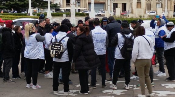 Azul: los trabajadores del frigorífico de Cacharí continúan su reclamo