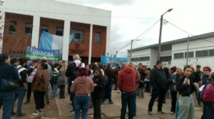 Florencio Varela: paro y abrazo a la escuela contra la agresión a una docente