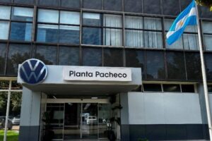 Volkswagen Argentina anticipa vacaciones y despidos, para garantizar “un comienzo de año a plena producción”